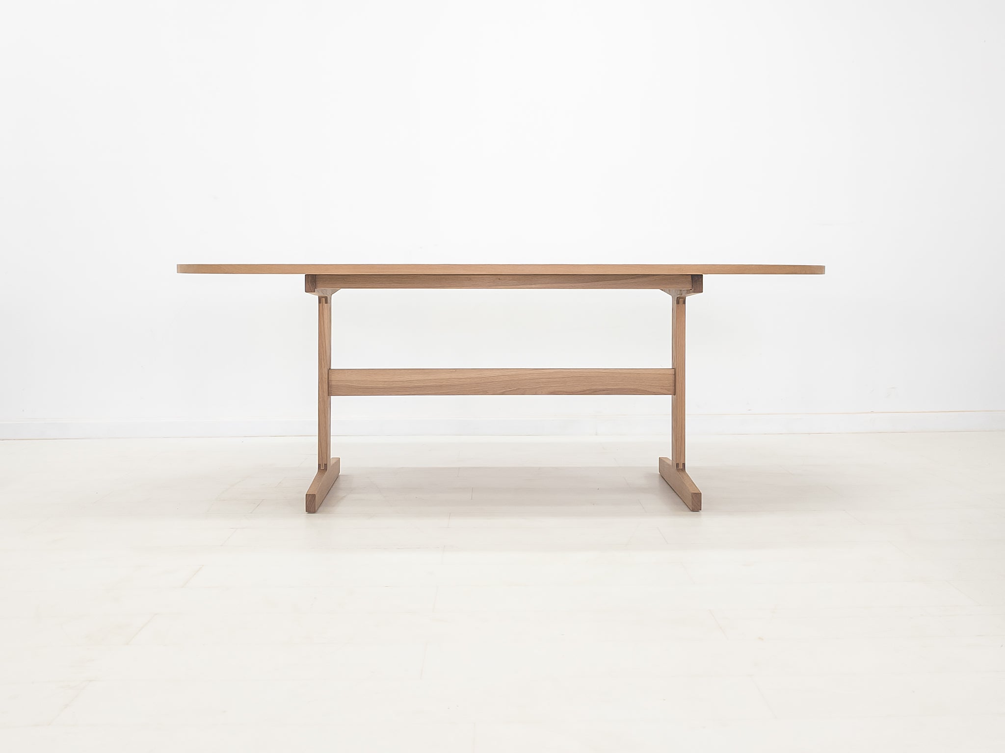 BANQ Dining Table