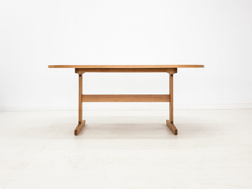BANQ Dining Table