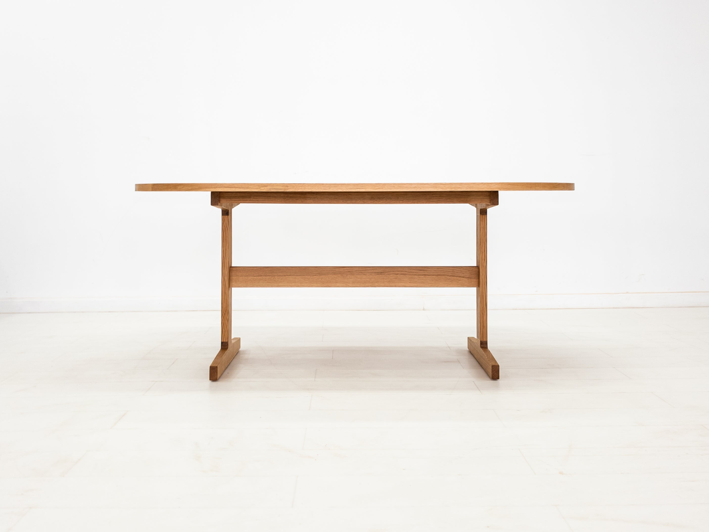 BANQ Dining Table