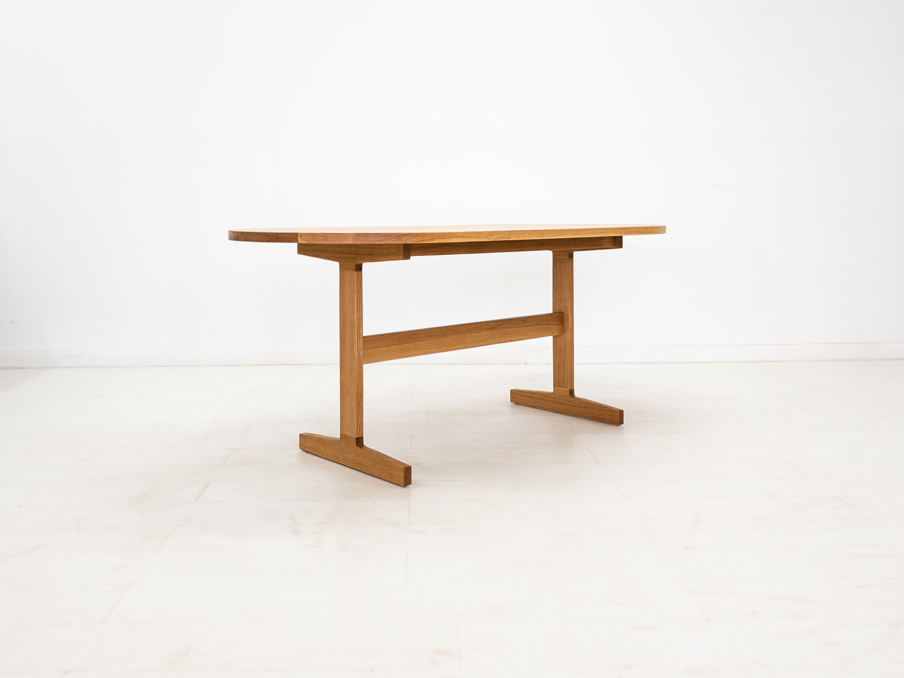 BANQ Dining Table