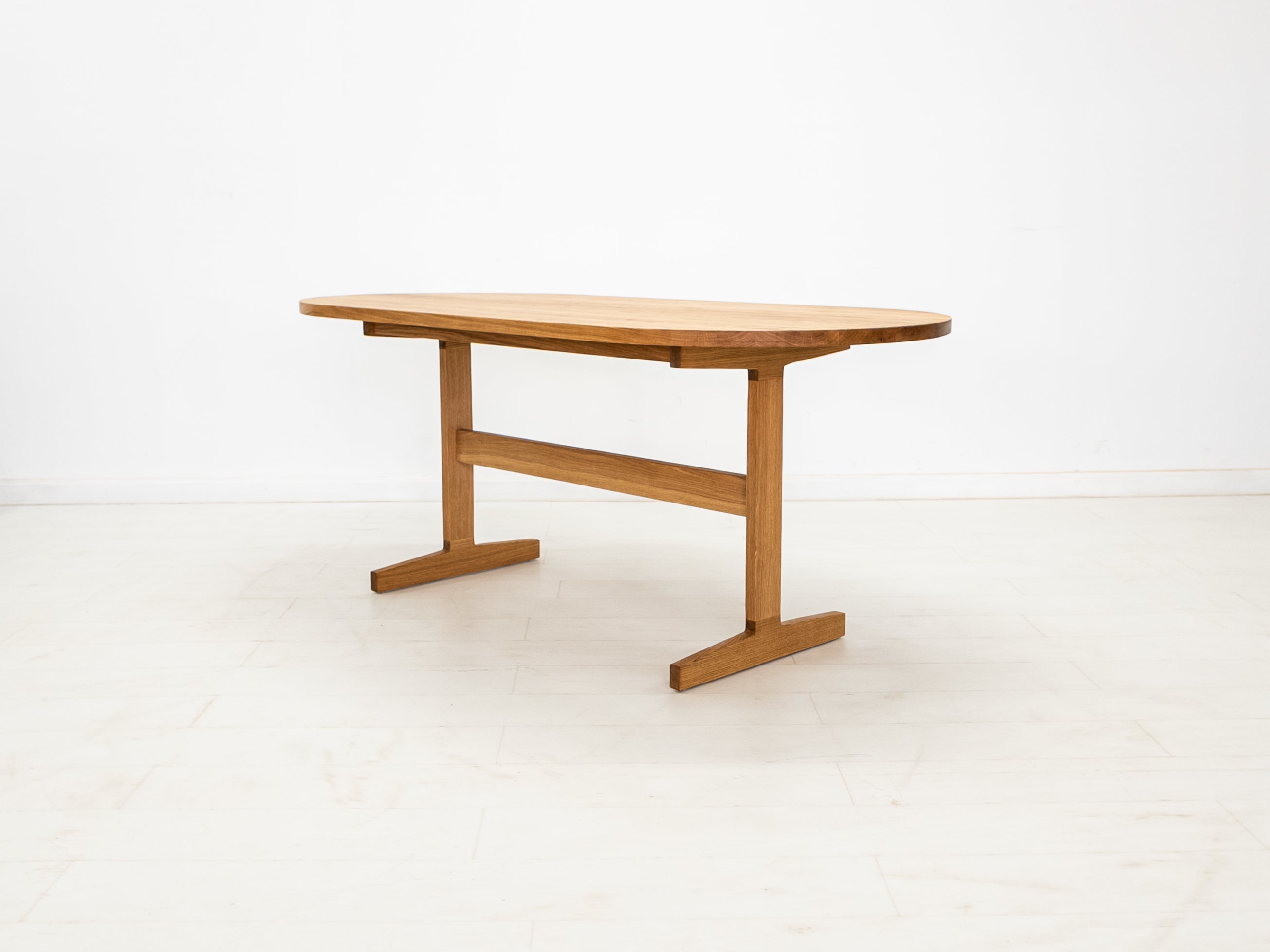 BANQ Dining Table