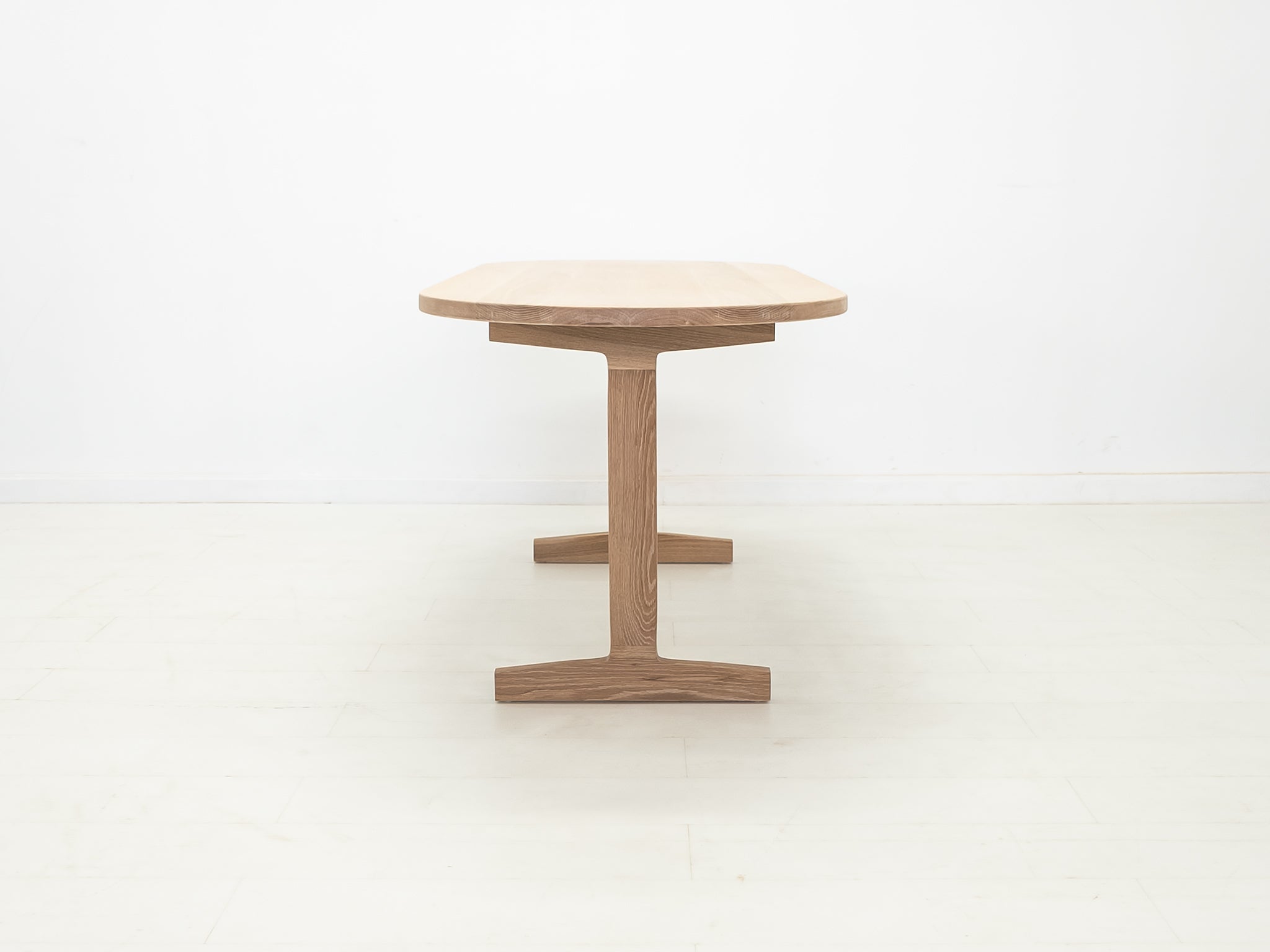 BANQ Dining Table