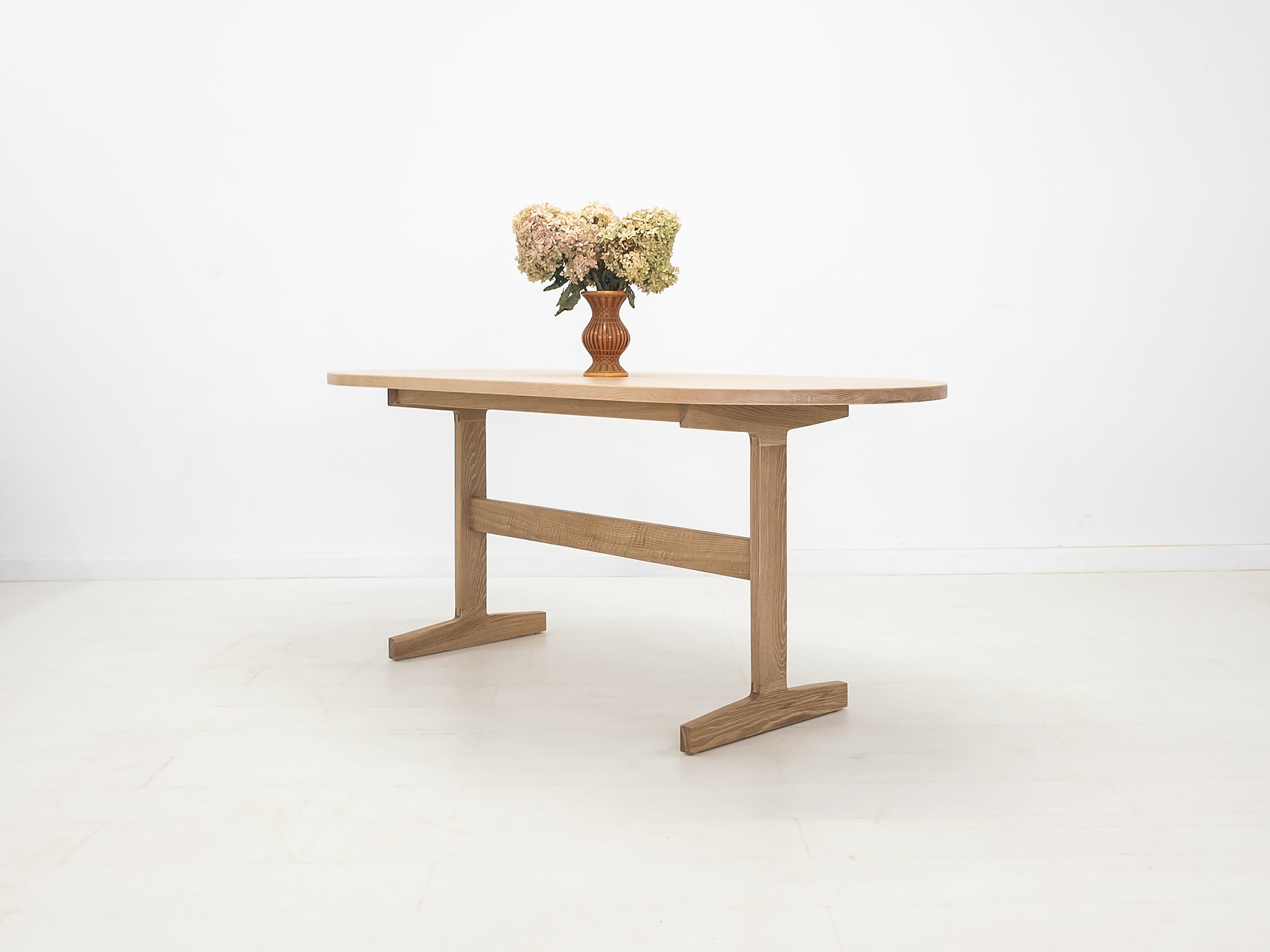 BANQ Dining Table
