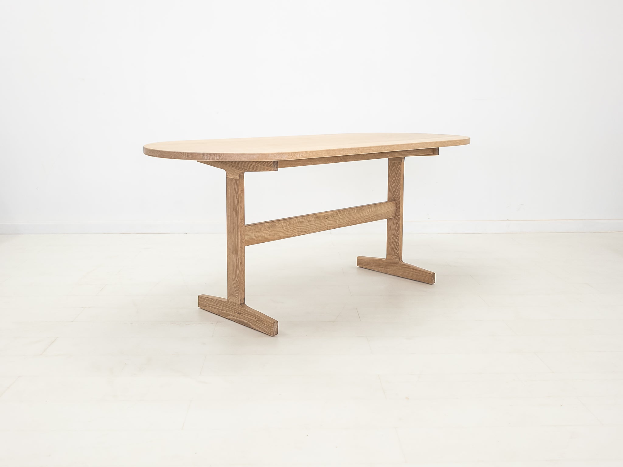 BANQ Dining Table