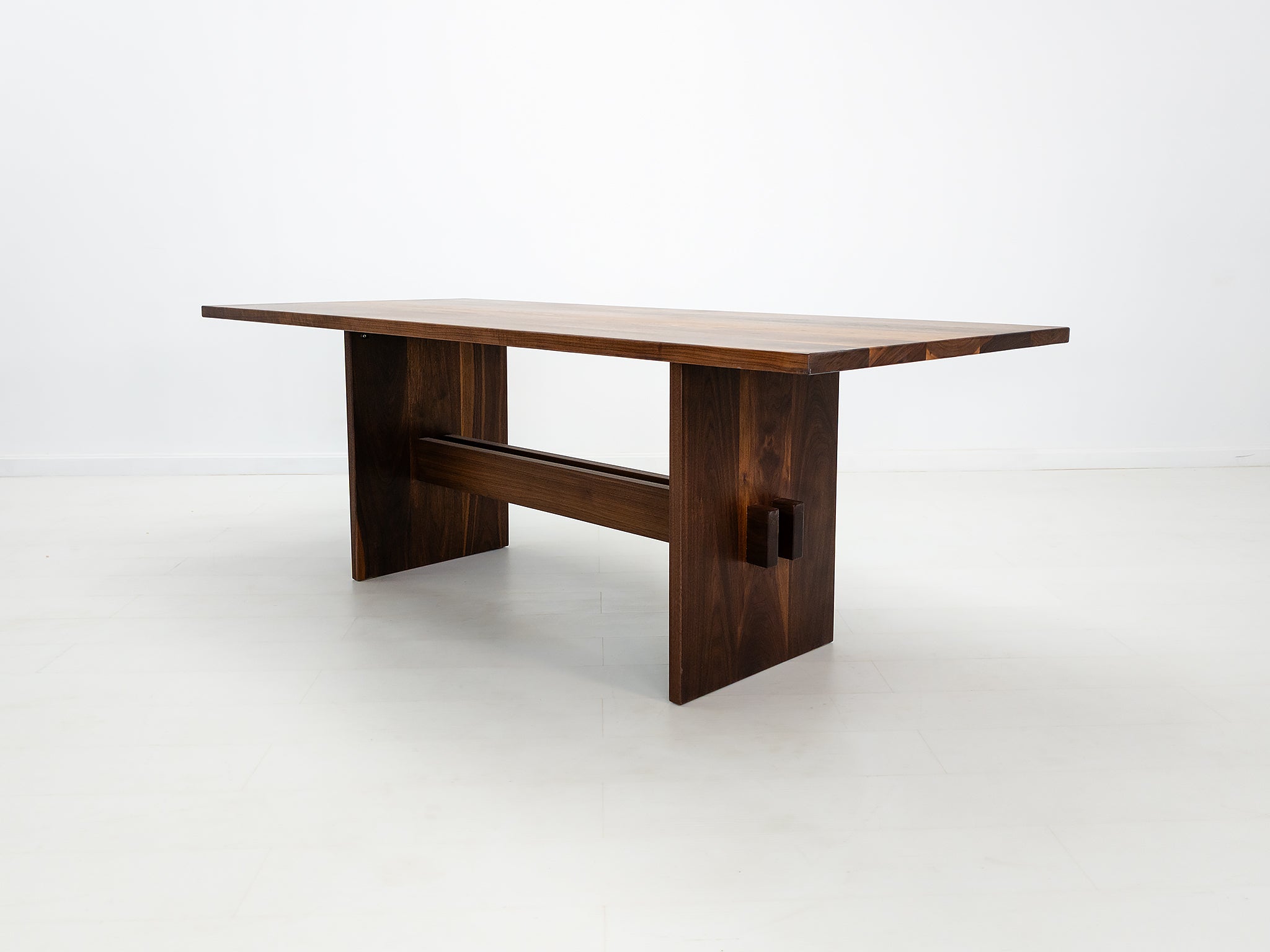 IN STOCK: DUKE Dining Table
