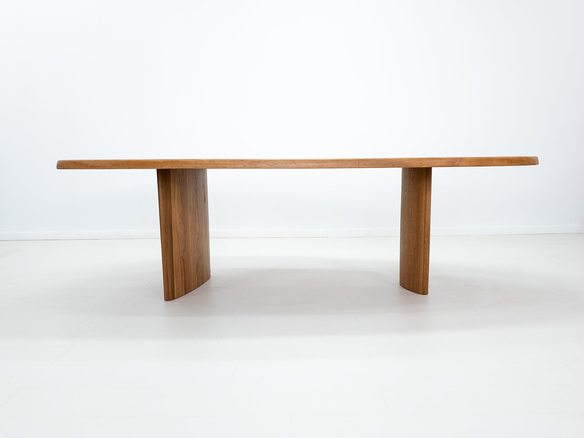 PERI Dining Table