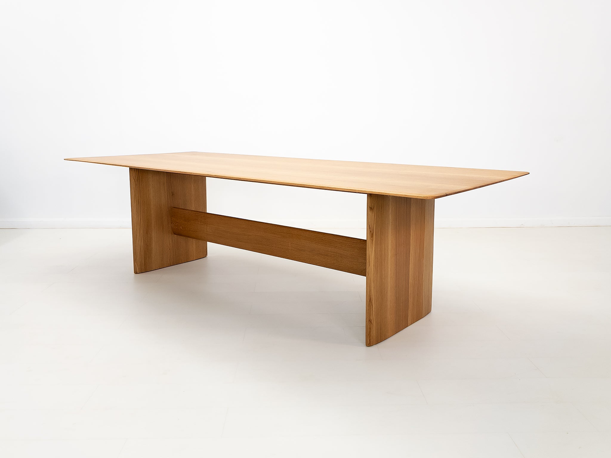 THEO Dining Table