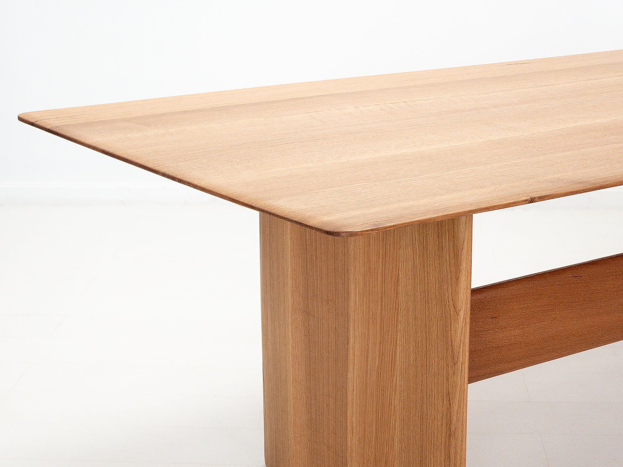 THEO Dining Table