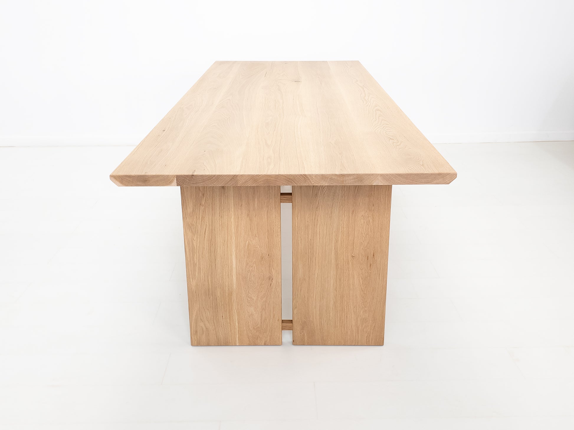 DIVI Dining Table