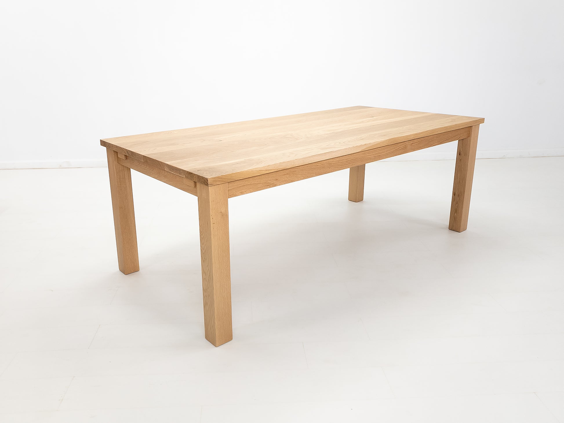 JONA dining table in solid American hardwood.