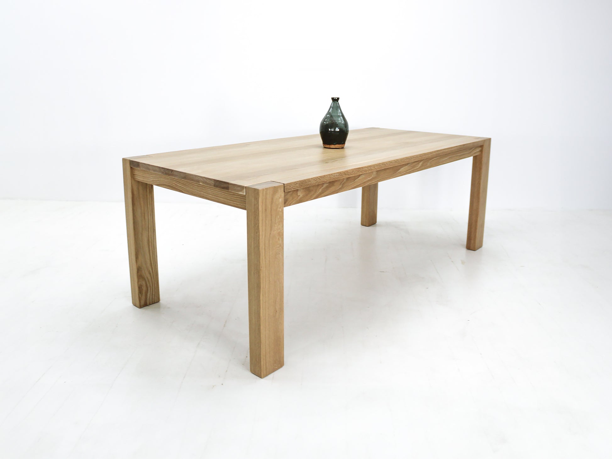KALU dining table in Seawashed White Oak – modern design with straight edges and rectangular legs