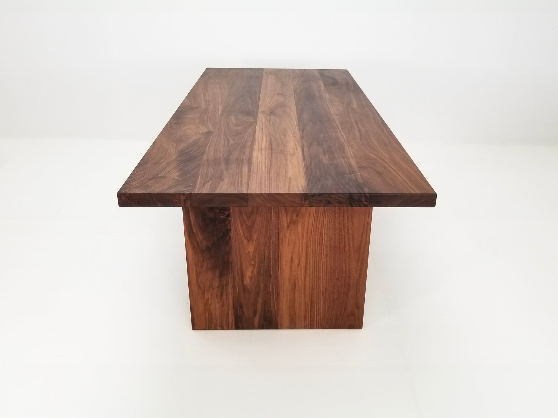 LILY Deluxe Dining Table in walnut – 2 inch thick top