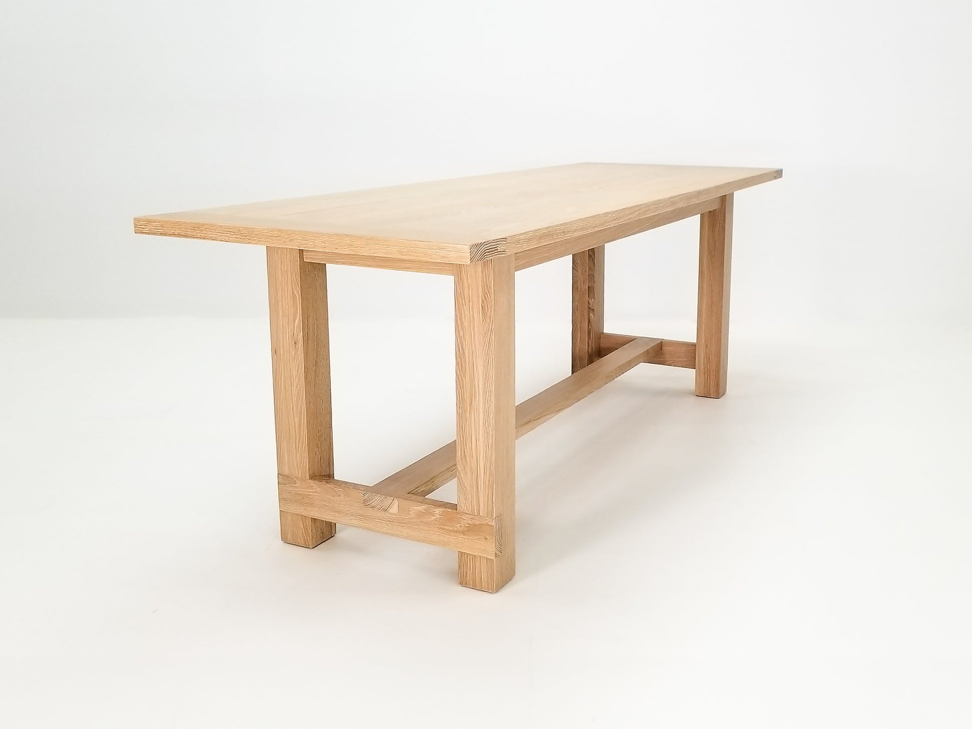 Rémy table photographed in bright studio, highlighting clean lines and natural grain.