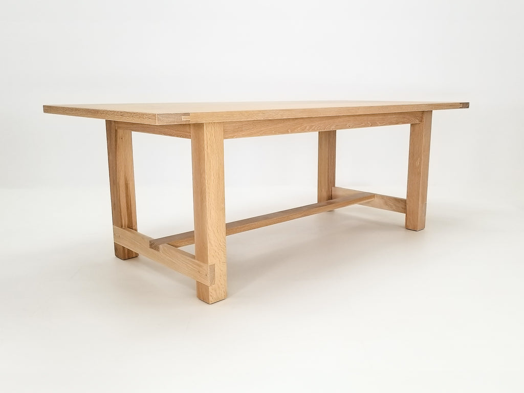 Rémy table photographed in bright studio, highlighting clean lines and natural grain.