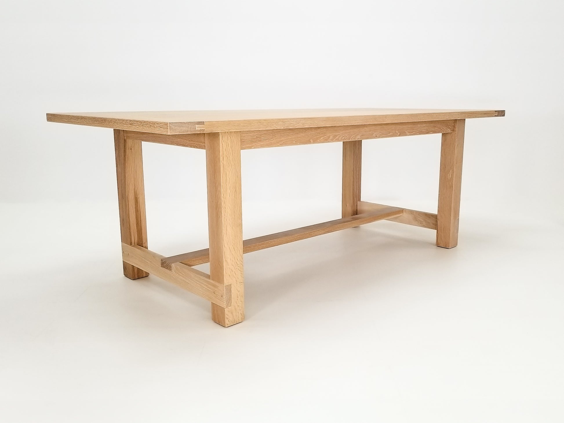 Rémy table photographed in bright studio, highlighting clean lines and natural grain.