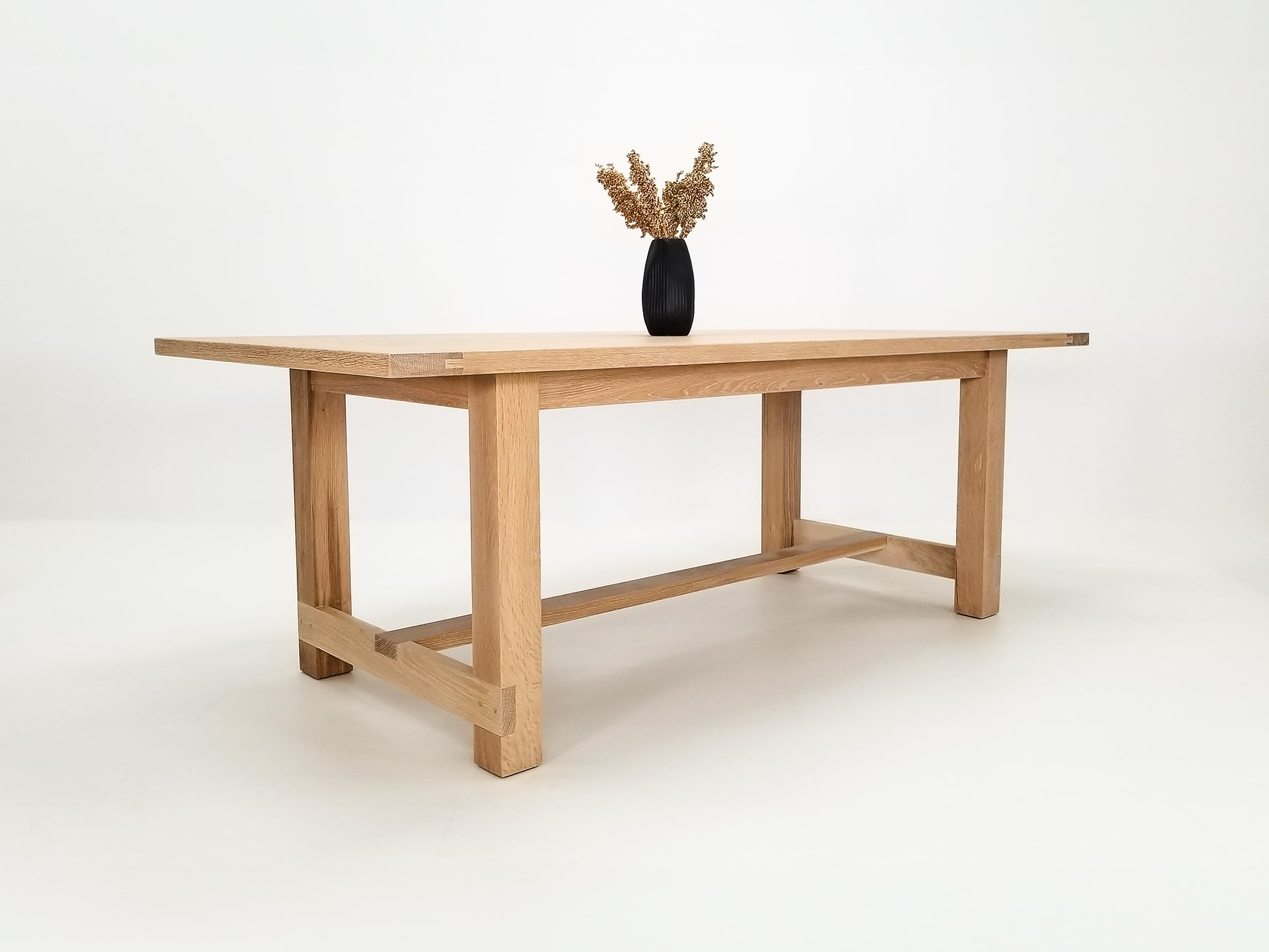 Rémy table photographed in bright studio, highlighting clean lines and natural grain.