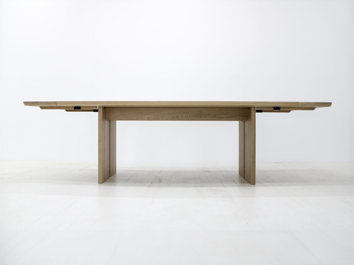 Side view of the DIVI dining table highlighting the beveled edge and natural wood grain finish