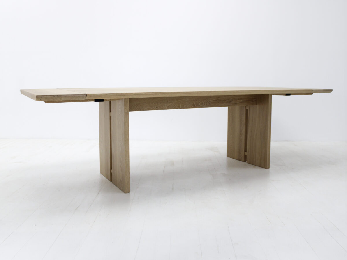 Side view of the DIVI dining table highlighting the beveled edge and natural wood grain finish