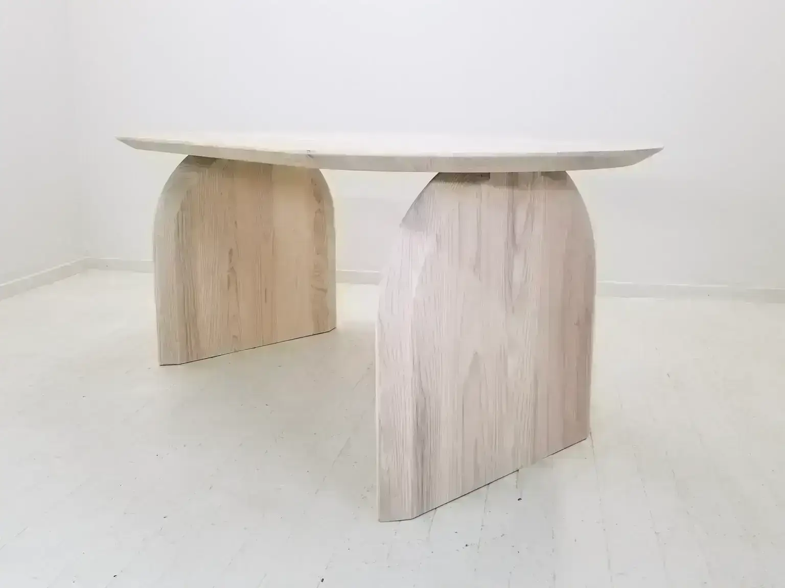 CURV dining table with oval top and curved legs in solid hardwood