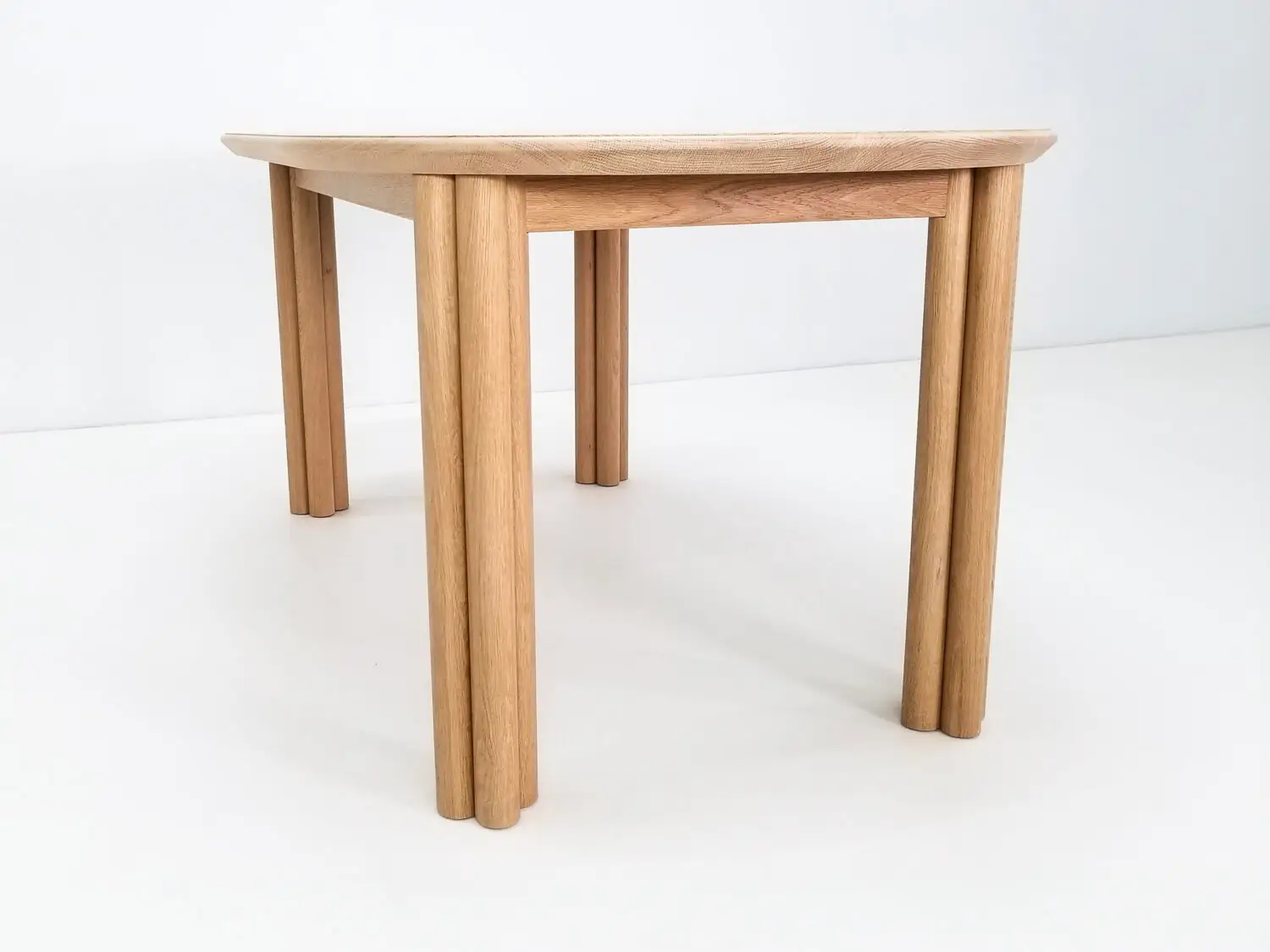 Detail of the BEAU tables base featuring expertly crafted cylinder legs for stability and style