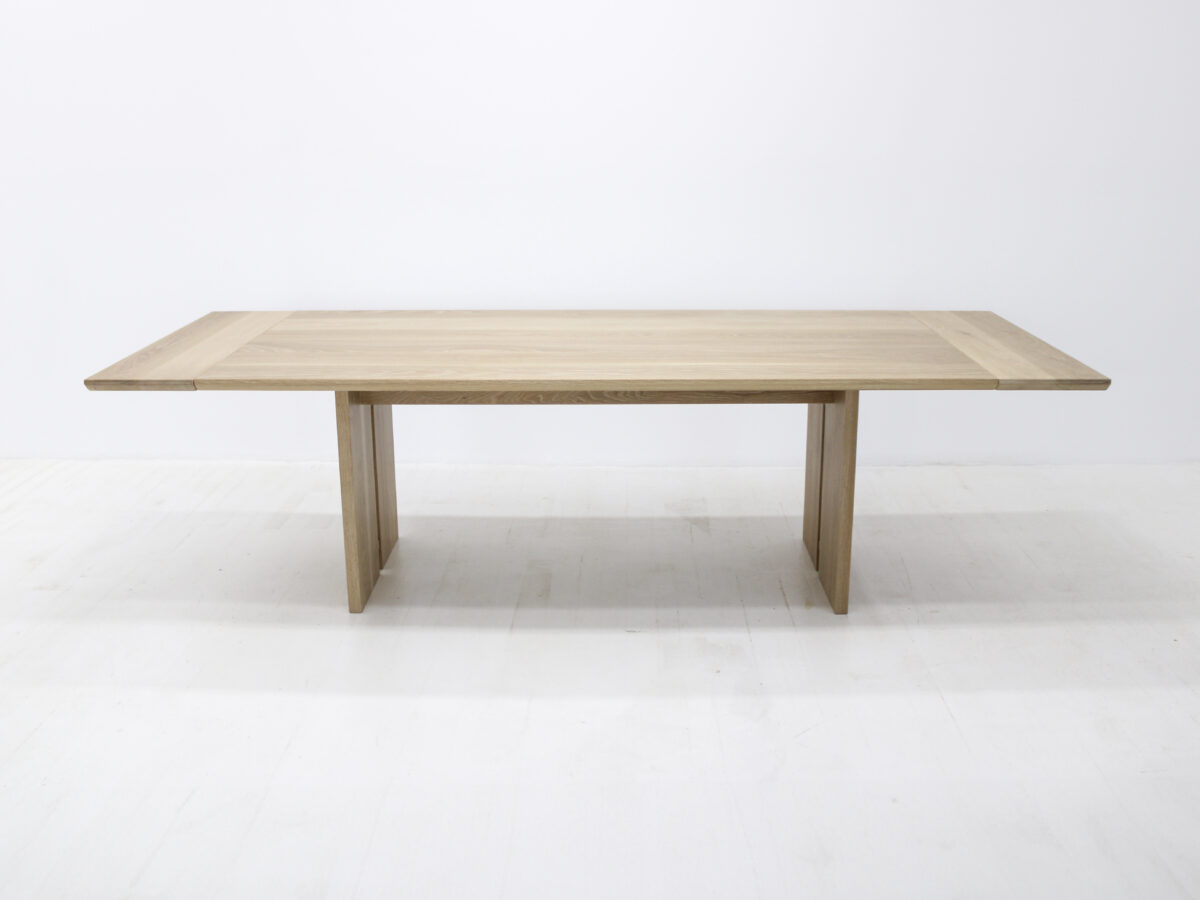 Side view of the DIVI dining table highlighting the beveled edge and natural wood grain finish